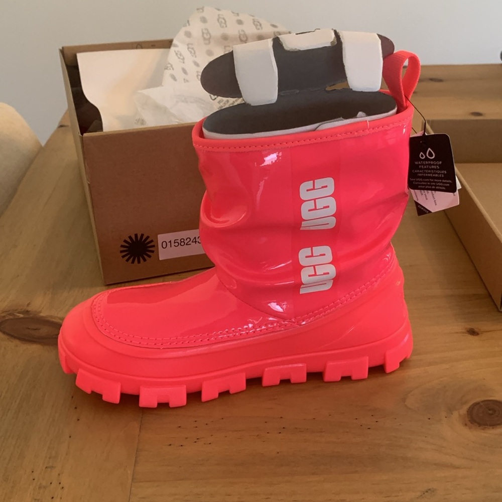 UGG® Kids Classic Brellah Mini Shearling Style hot pink size 3 NWT